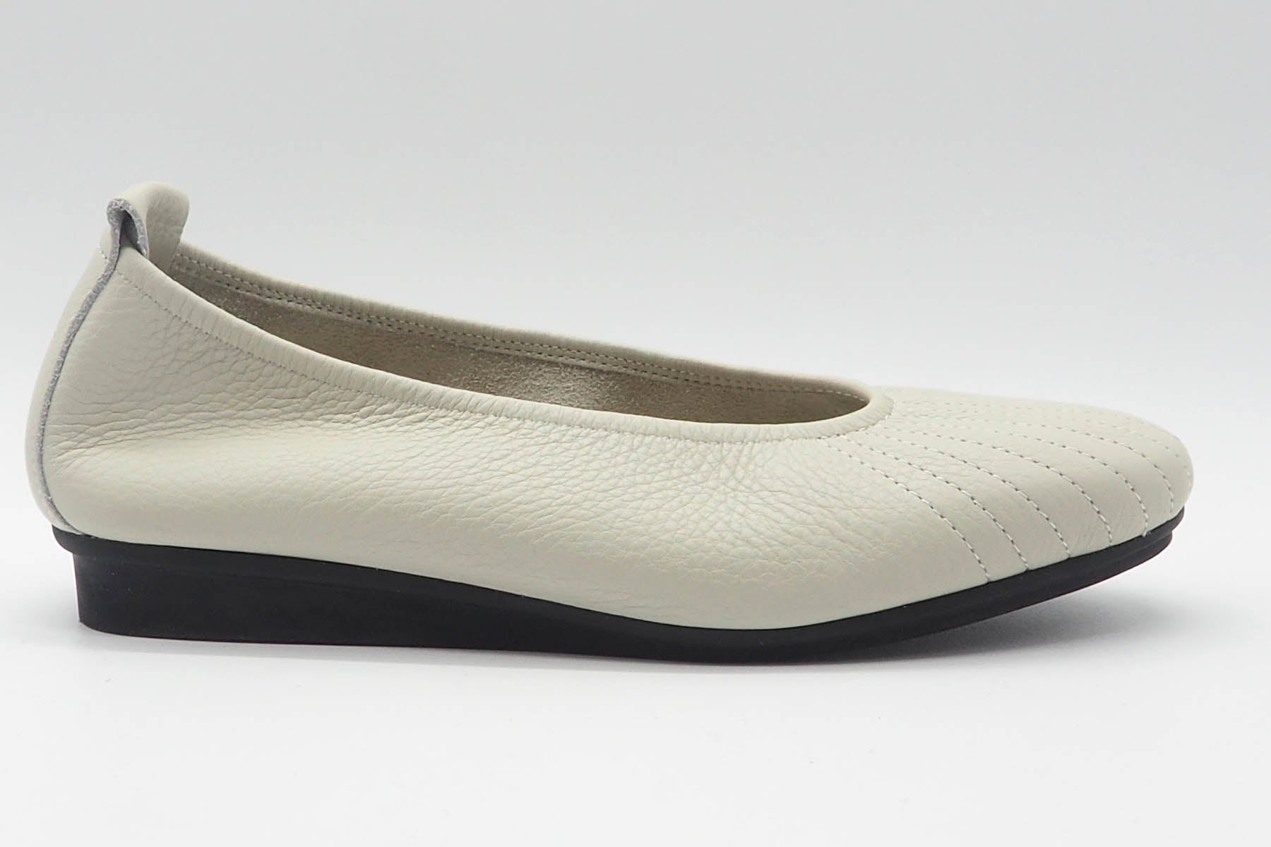 Damen Ballerina aus Nubukleder in Offwhite mit Naturkautschuksohle - Nikako Damen Ballerinas Arche 