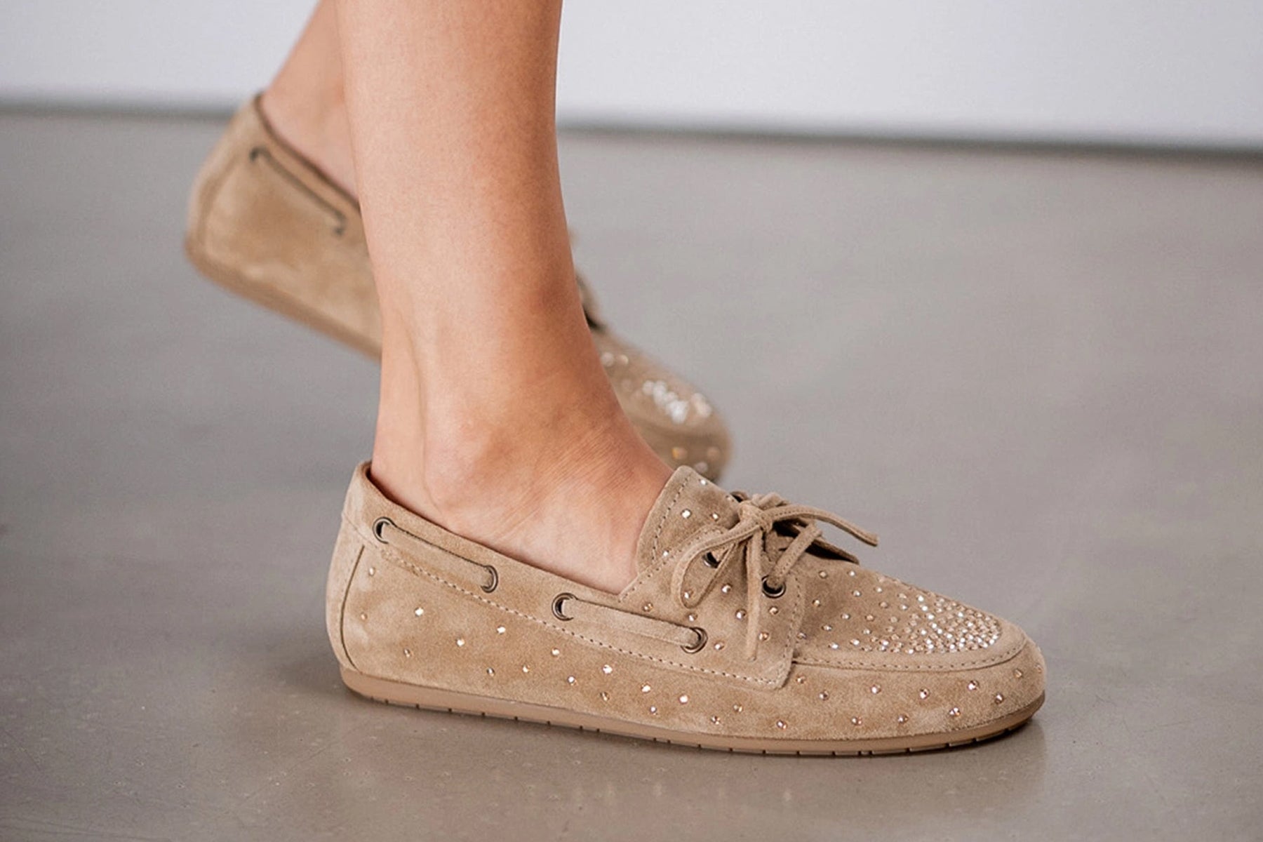 Damen Bootsschuh aus Veloursleder in Caramel und Strasssteinen Damen Loafers & Schnürer Kennel & Schmenger 