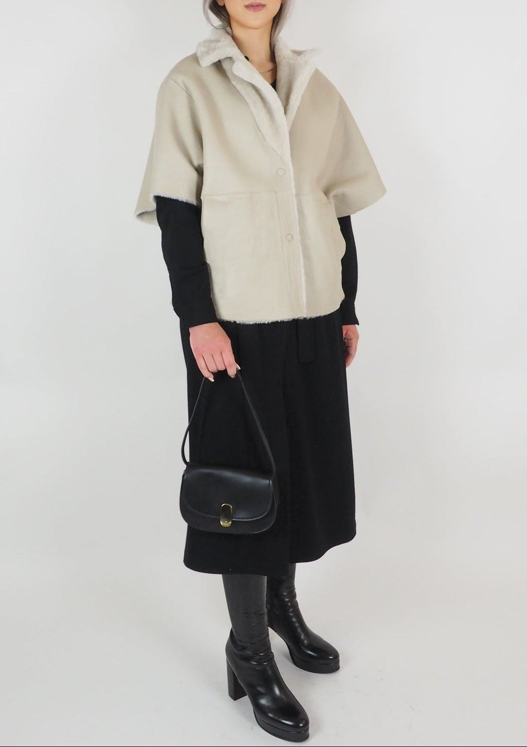 Damen Cape-Jacke mit Dreiviertel-Ärmeln aus Lammfell in Perle - Sandras Damen Jacke Benedetta Novi 