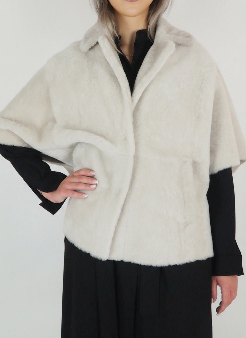Damen Cape-Jacke mit Dreiviertel-Ärmeln aus Lammfell in Perle - Sandras Damen Jacke Benedetta Novi 