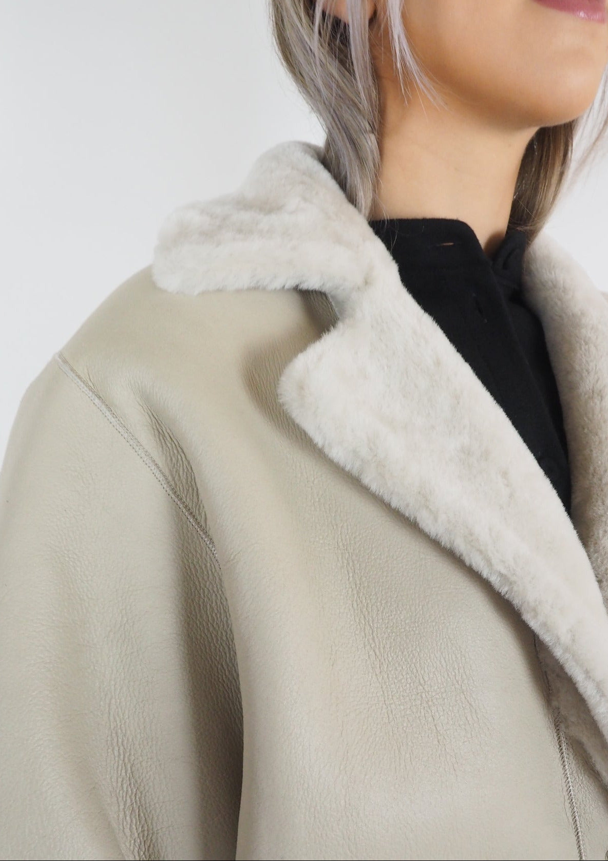 Damen Cape-Jacke mit Dreiviertel-Ärmeln aus Lammfell in Perle - Sandras Damen Jacke Benedetta Novi 