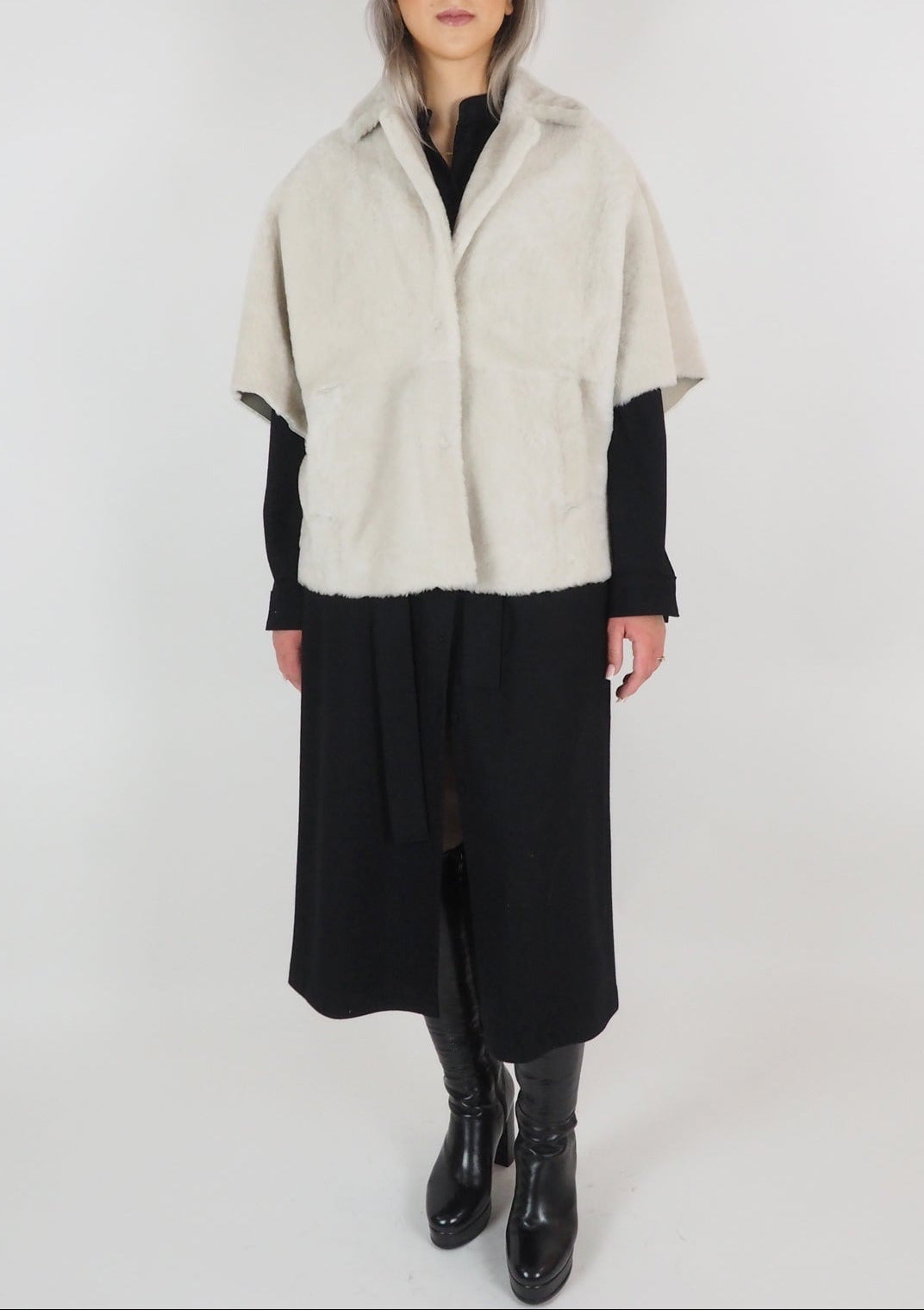 Damen Cape-Jacke mit Dreiviertel-Ärmeln aus Lammfell in Perle - Sandras Damen Jacke Benedetta Novi 