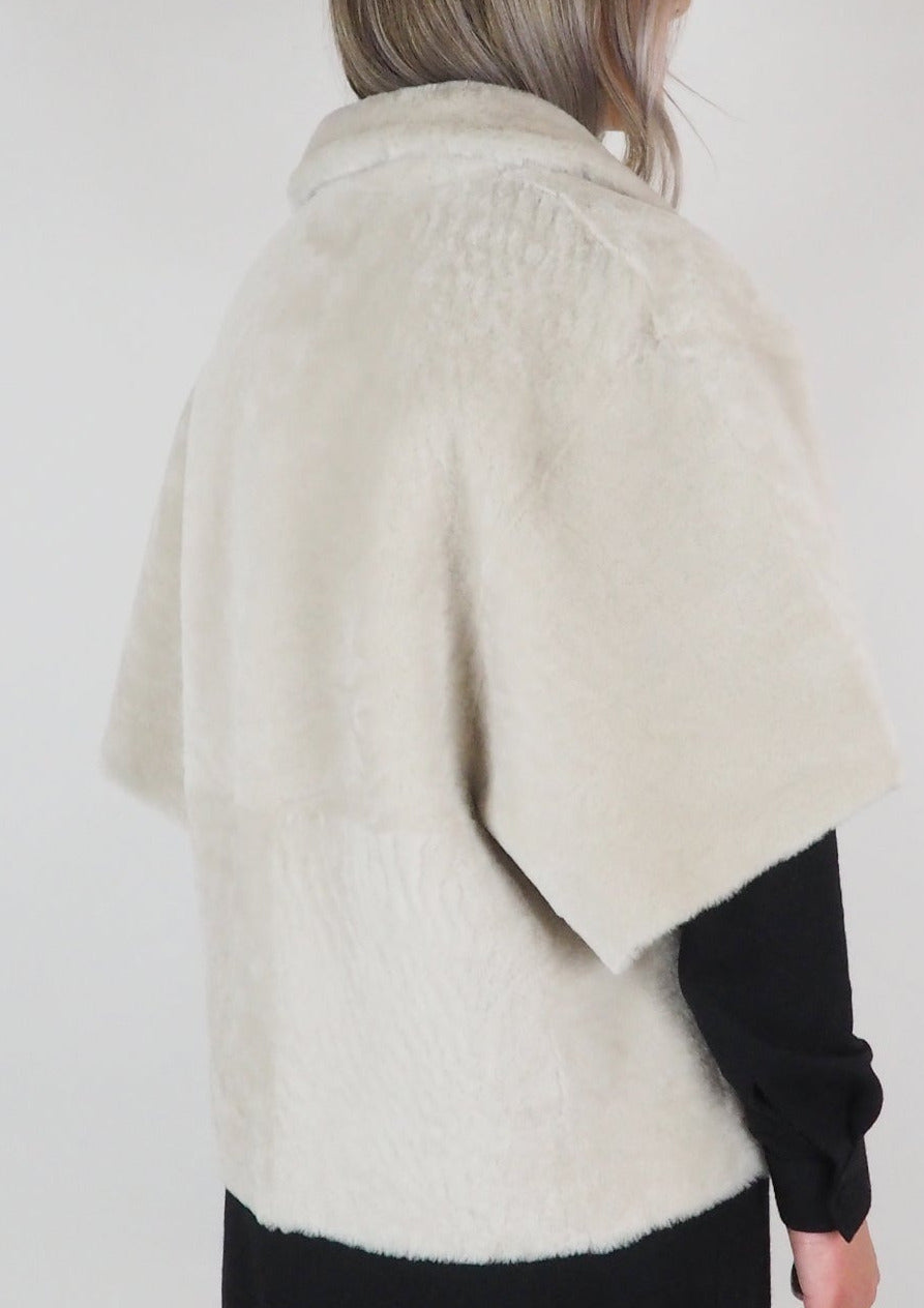 Damen Cape-Jacke mit Dreiviertel-Ärmeln aus Lammfell in Perle - Sandras Damen Jacke Benedetta Novi 