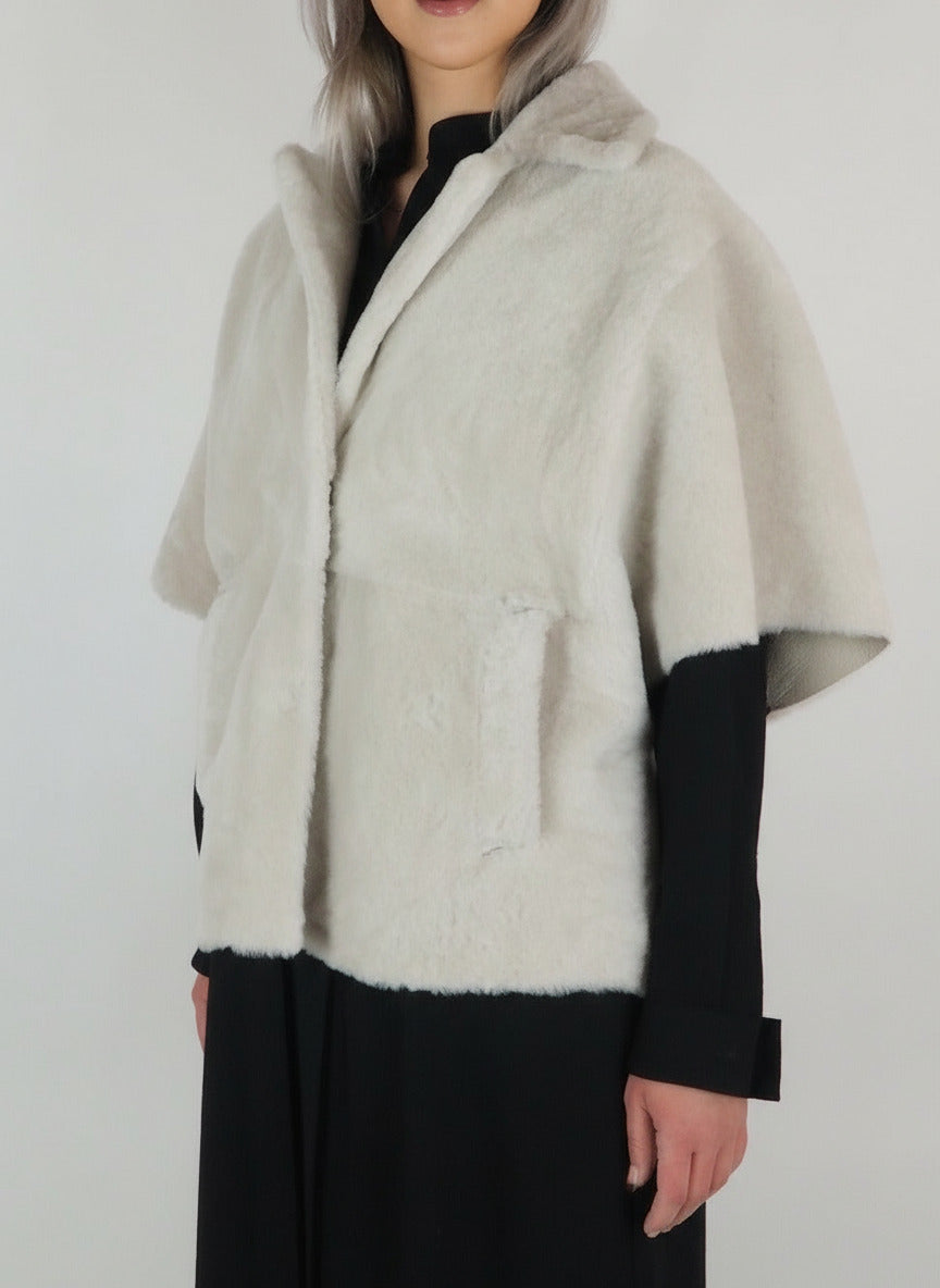 Damen Cape-Jacke mit Dreiviertel-Ärmeln aus Lammfell in Perle - Sandras Damen Jacke Benedetta Novi 