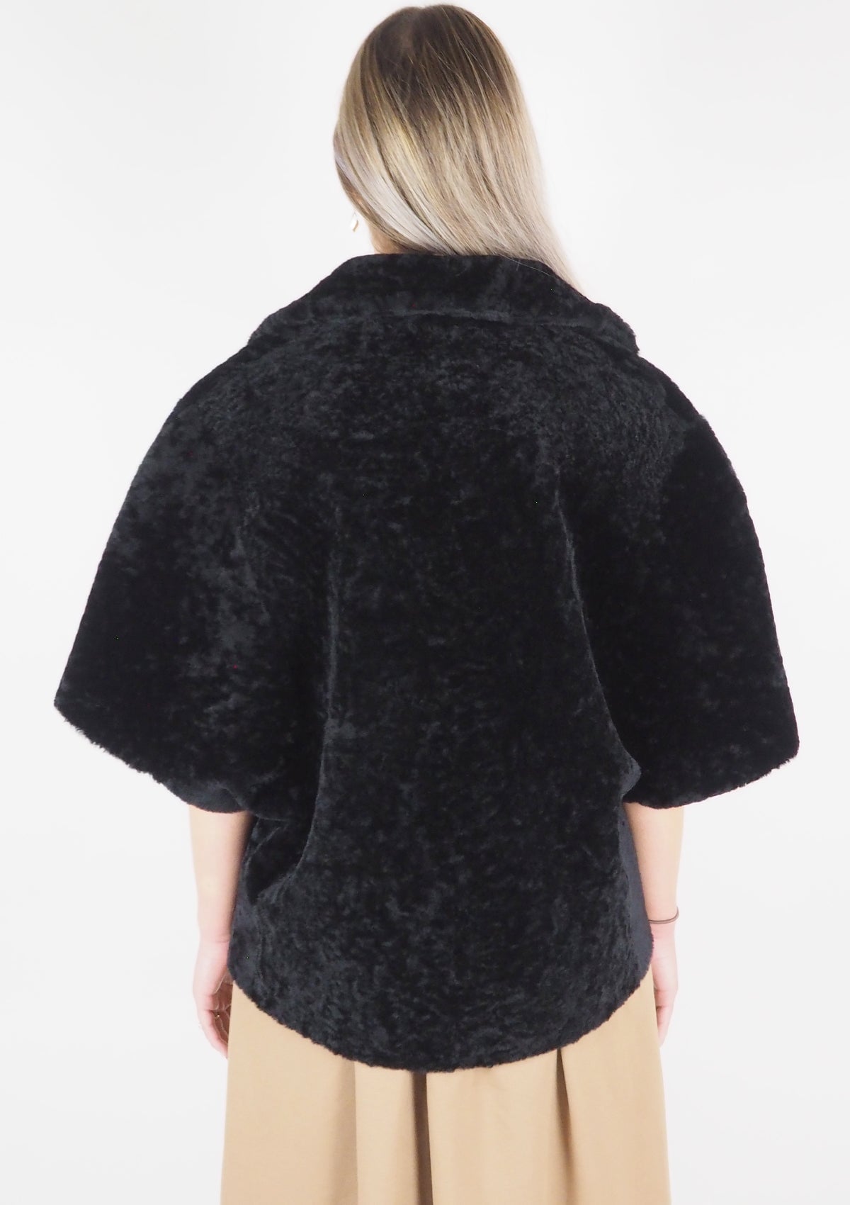 Damen Cape-Jacke mit Dreiviertel-Ärmeln aus Lammfell in Schwarz - Sandras Damen Jacke Benedetta Novi 