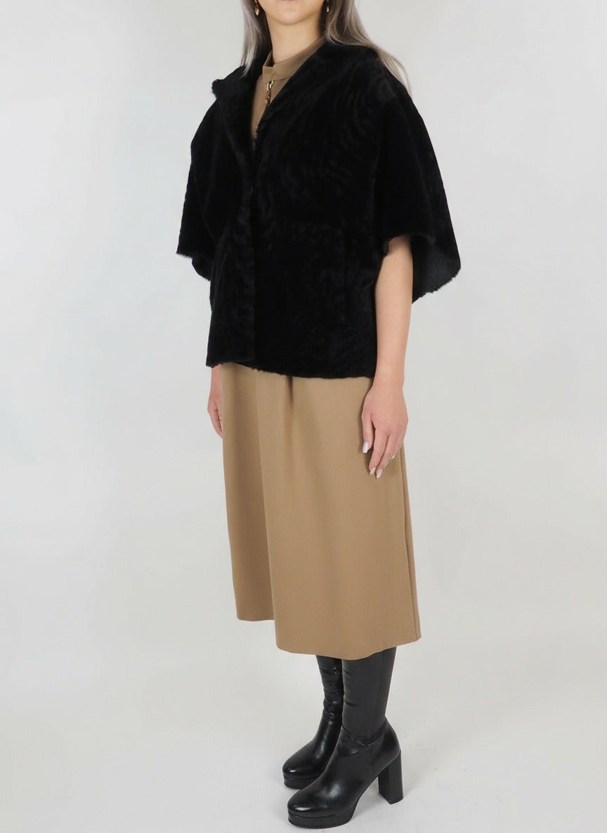 Damen Cape-Jacke mit Dreiviertel-Ärmeln aus Lammfell in Schwarz - Sandras Damen Jacke Benedetta Novi 