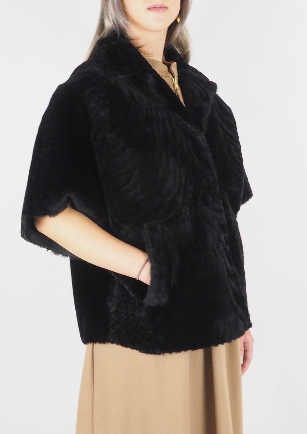 Damen Cape-Jacke mit Dreiviertel-Ärmeln aus Lammfell in Schwarz - Sandras Damen Jacke Benedetta Novi 