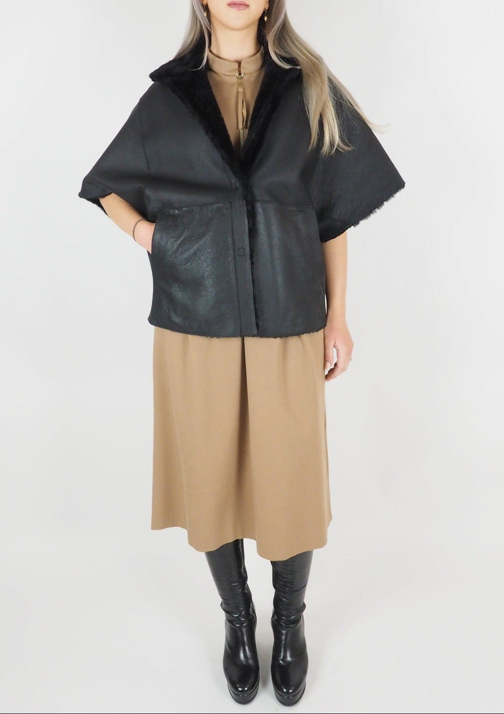 Damen Cape-Jacke mit Dreiviertel-Ärmeln aus Lammfell in Schwarz - Sandras Damen Jacke Benedetta Novi 