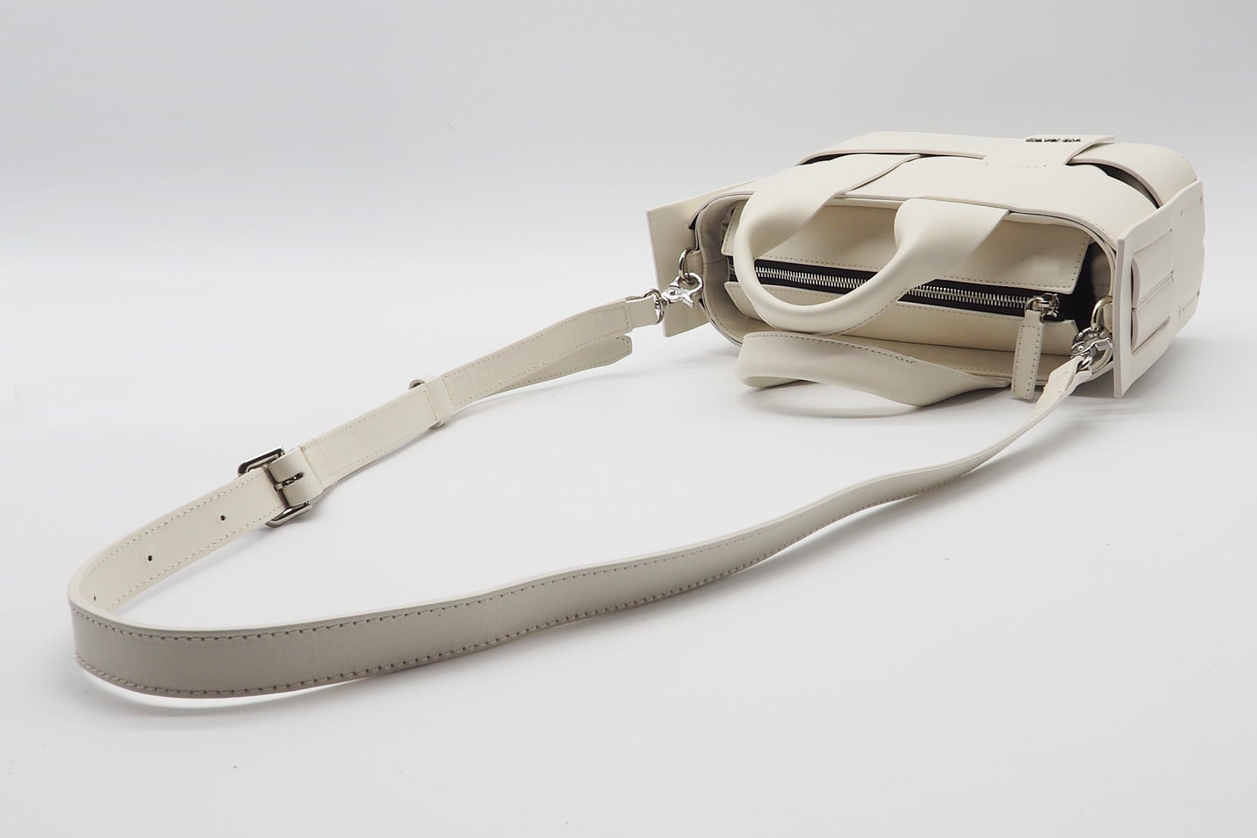 Damen Crossbody-Tasche aus Leder in Beige Taschen Crossbody & Schultertaschen Vic Matié 