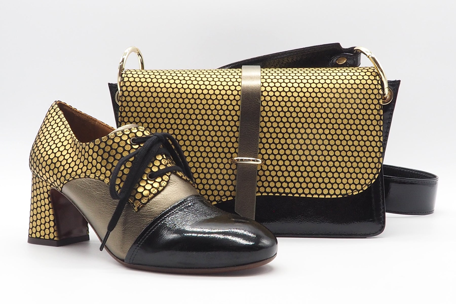 Damen Crossbodybag aus Lackleder Schwarz & bedrucktem Velours in Gold Taschen Crossbody & Schultertasche Chie Mihara 