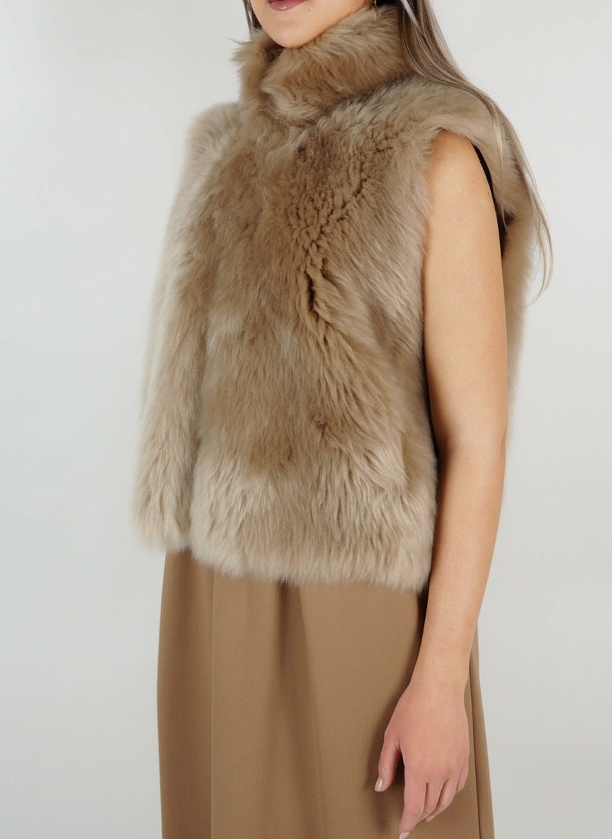 Damen Gilet aus Langhaar-Lammfell in Beige - "Ita" Damen Gilet Benedetta Novi 
