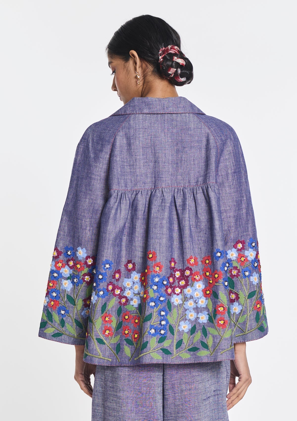 Damen Jacke aus Baumwolle & Leinen in Blau mit handgestickten Blüten Damen Jacke Payal Pratap 