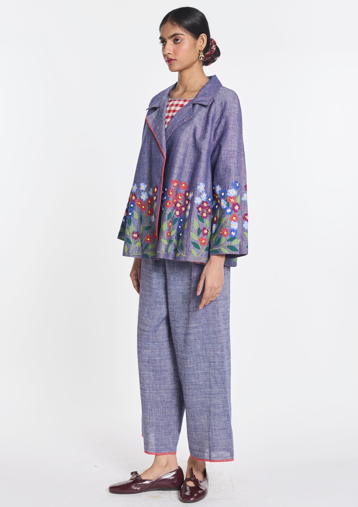 Damen Jacke aus Baumwolle & Leinen in Blau mit handgestickten Blüten Damen Jacke Payal Pratap 