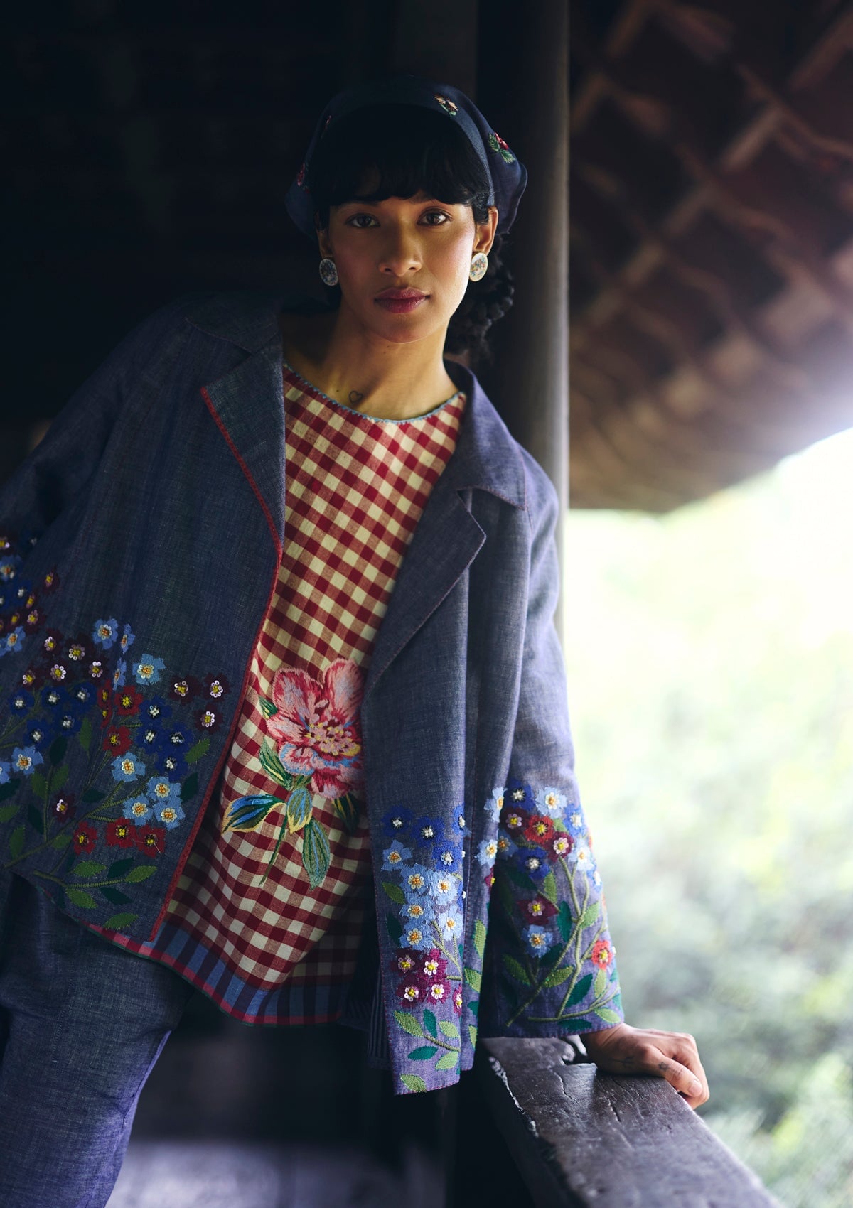 Damen Jacke aus Baumwolle & Leinen in Blau mit handgestickten Blüten Damen Jacke Payal Pratap 