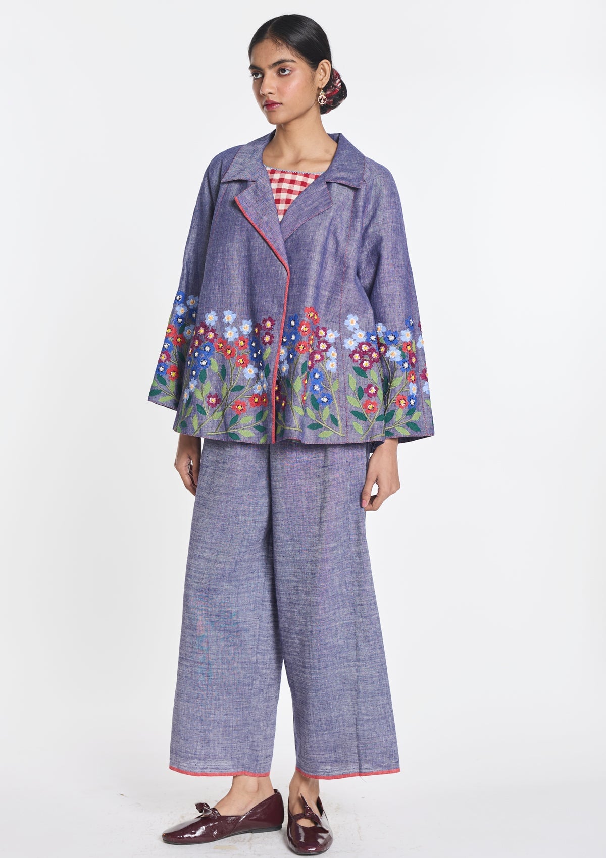 Damen Jacke aus Baumwolle & Leinen in Blau mit handgestickten Blüten Damen Jacke Payal Pratap 