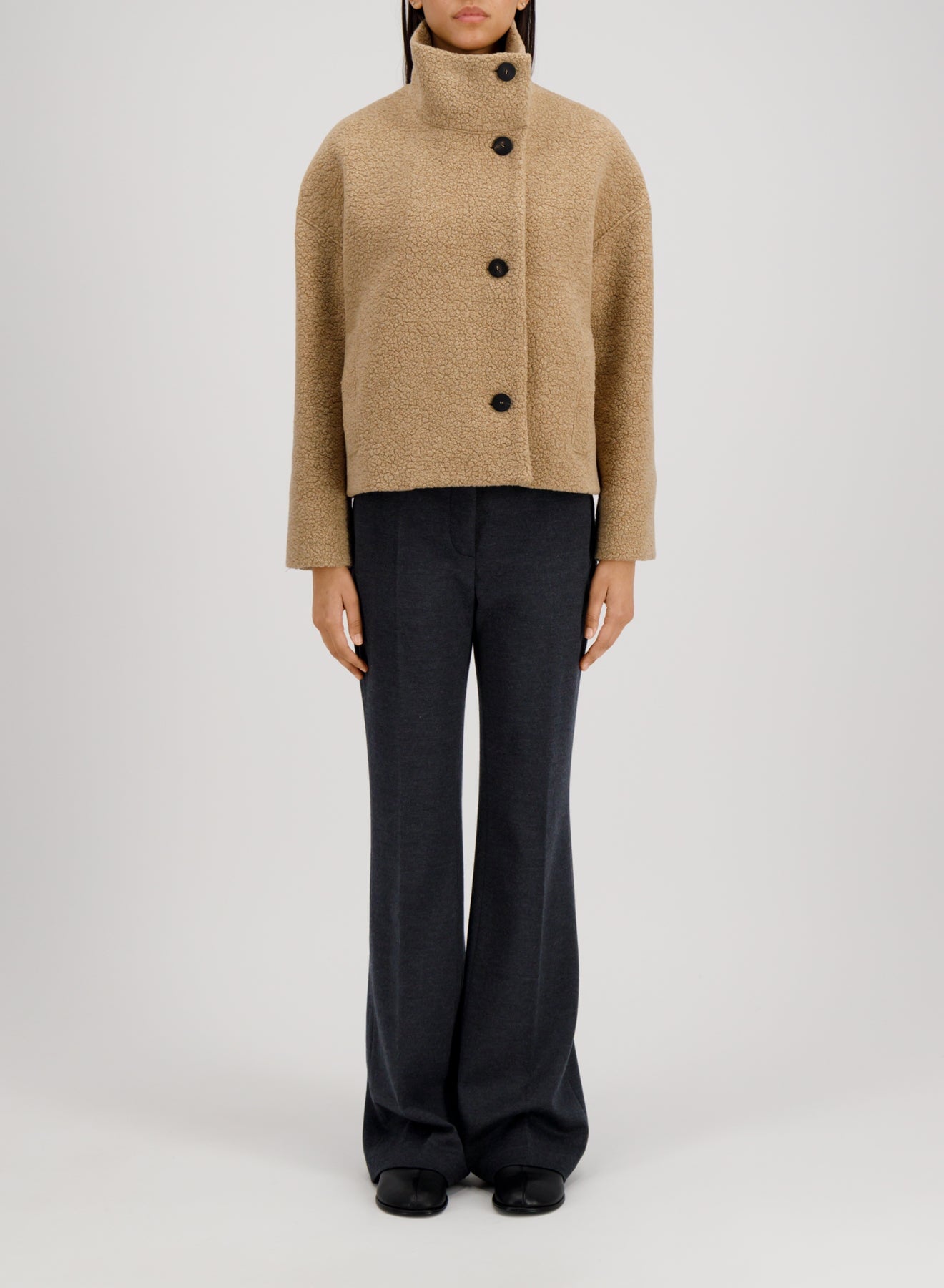 Damen Jacke mit Stehkragen in Bouclè aus Wolle in Beige Damen Jacke Harris Wharf London 