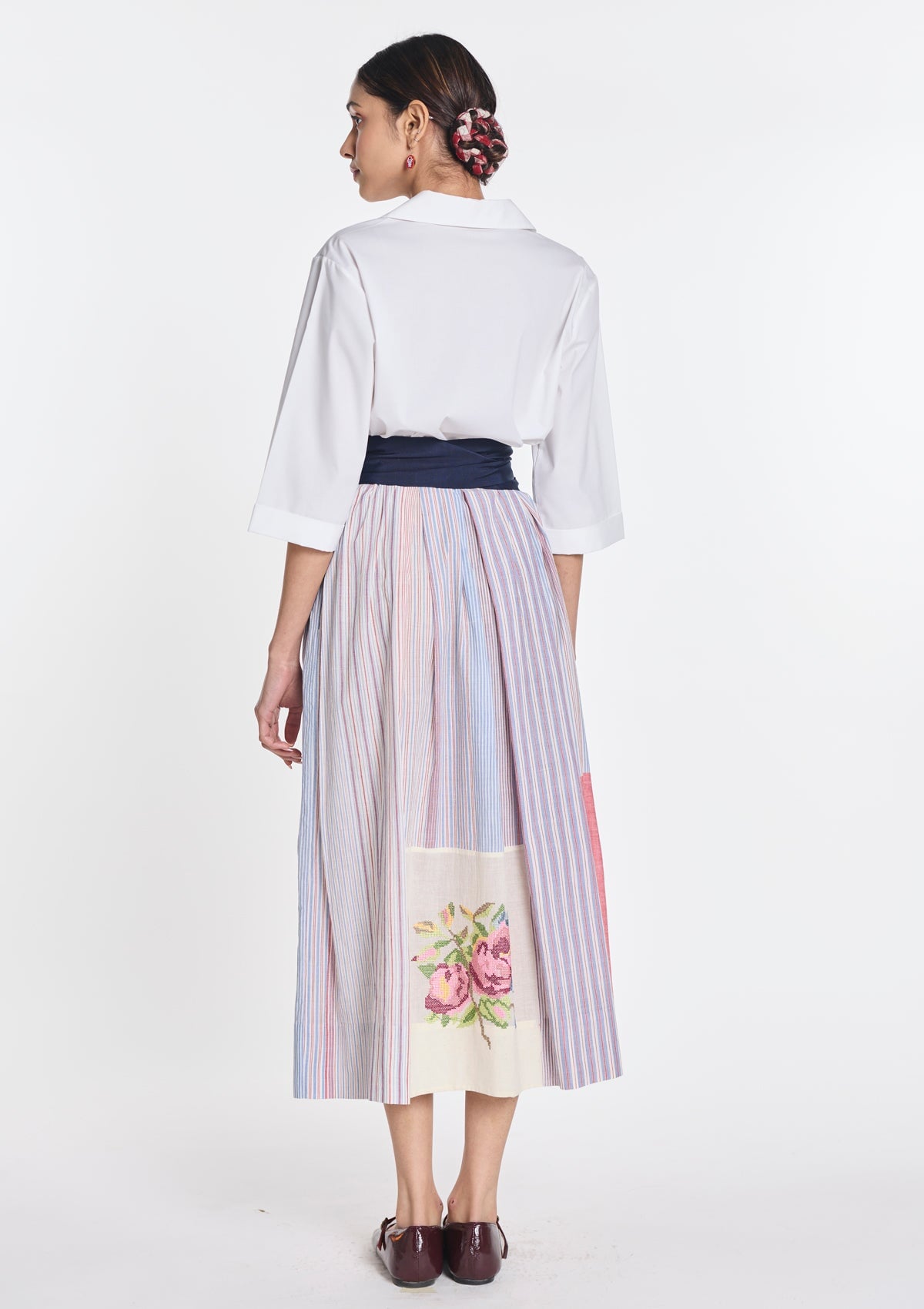 Damen Kleid aus Baumwollpopeline in Weiß mit Patchwork & gestickten Blüten Damen Kleid Payal Pratap 