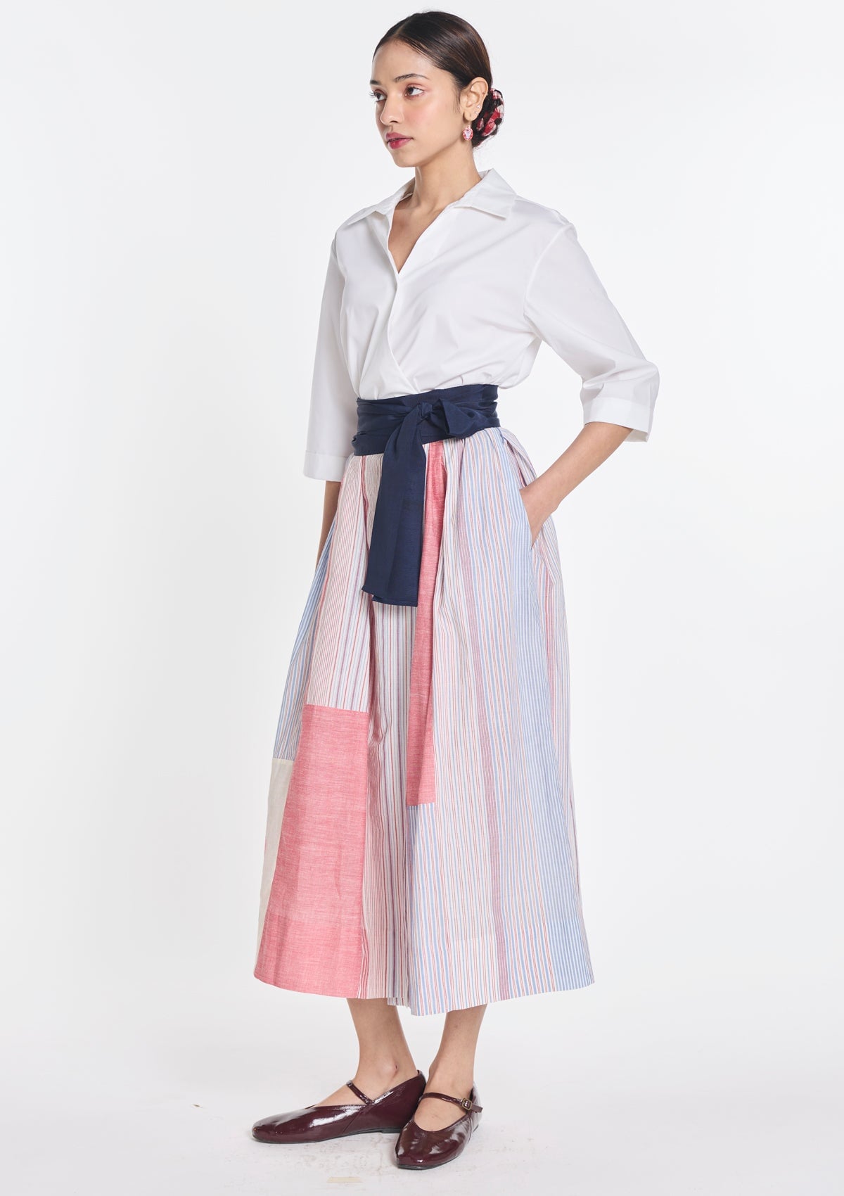 Damen Kleid aus Baumwollpopeline in Weiß mit Patchwork & gestickten Blüten Damen Kleid Payal Pratap 