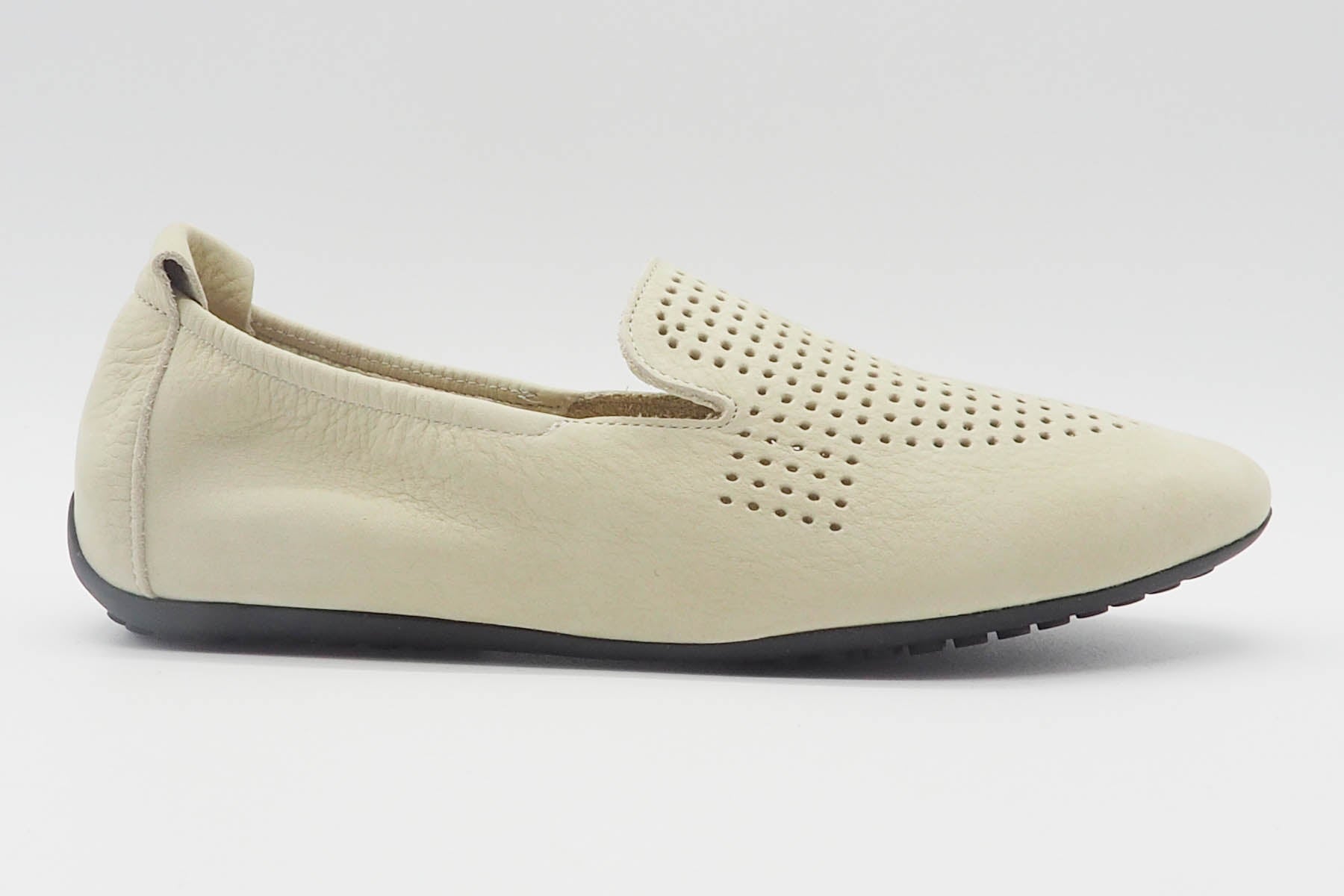 Damen Loafer aus softem Nubukleder in Creme - Fanhoo Damen Loafers & Schnürer Arche 