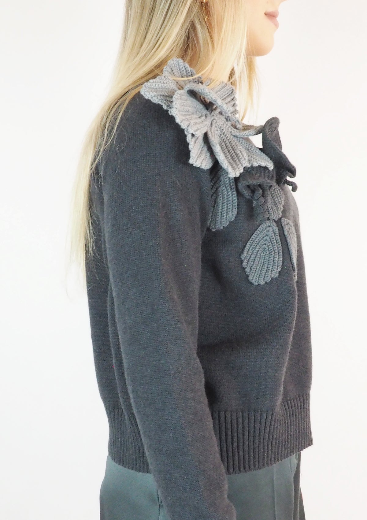 Damen Pullover mit Häkelblüten in Grau Damen Pullover Psophia 