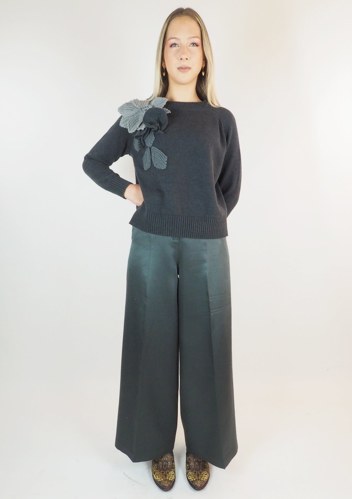 Damen Pullover mit Häkelblüten in Grau Damen Pullover Psophia 