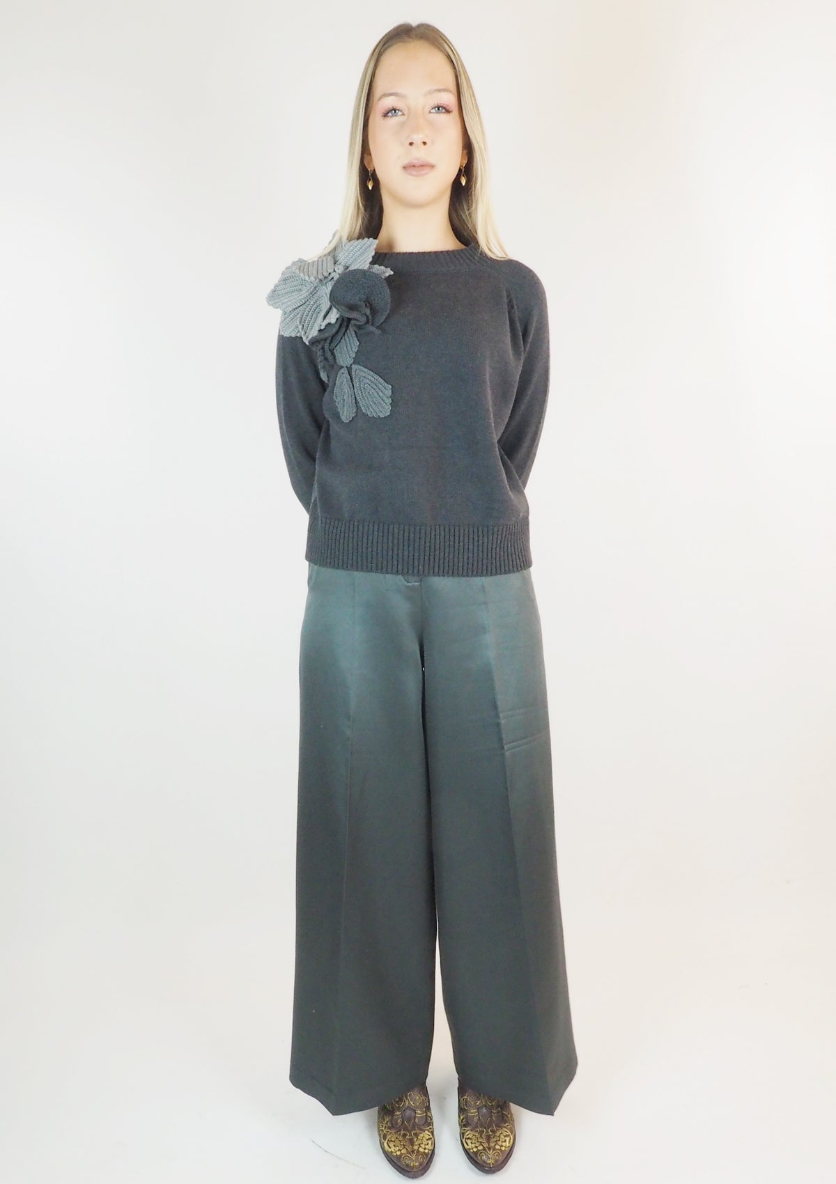 Damen Pullover mit Häkelblüten in Grau Damen Pullover Psophia 