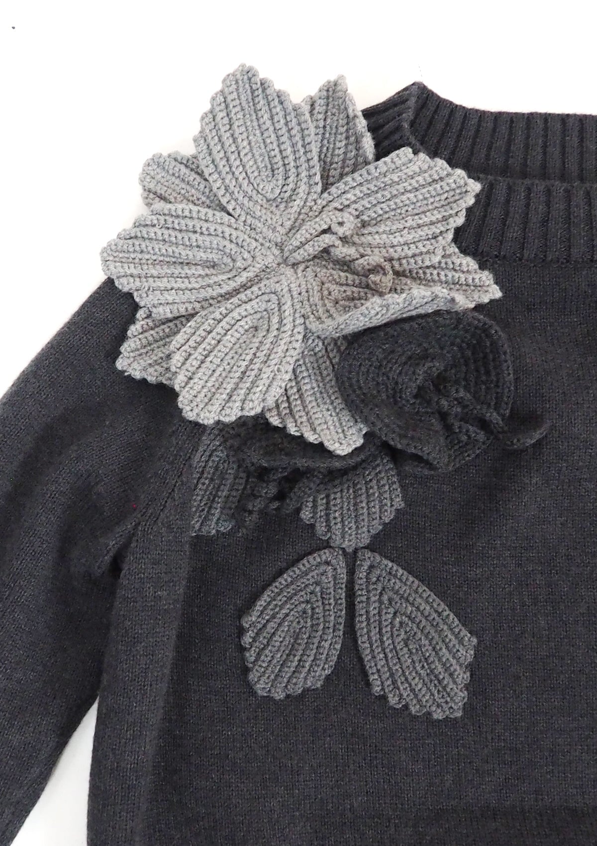 Damen Pullover mit Häkelblüten in Grau Damen Pullover Psophia 