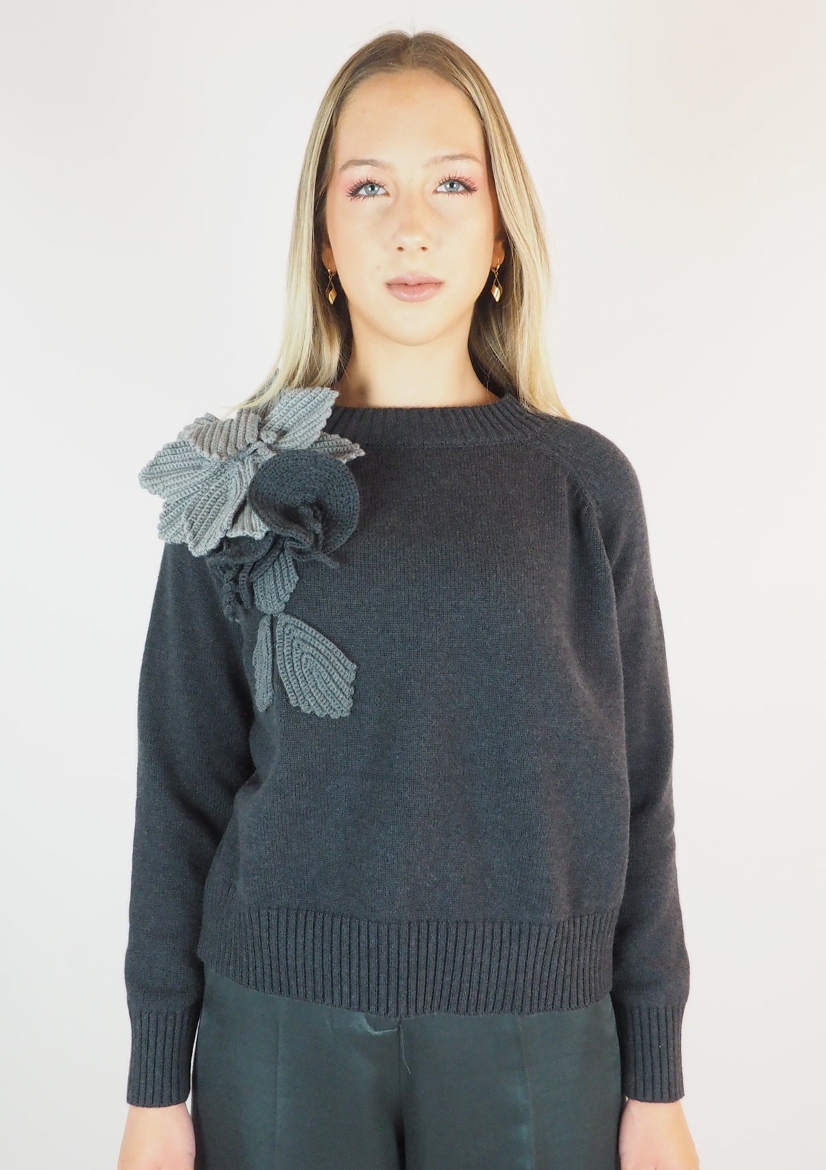Damen Pullover mit Häkelblüten in Grau Damen Pullover Psophia 