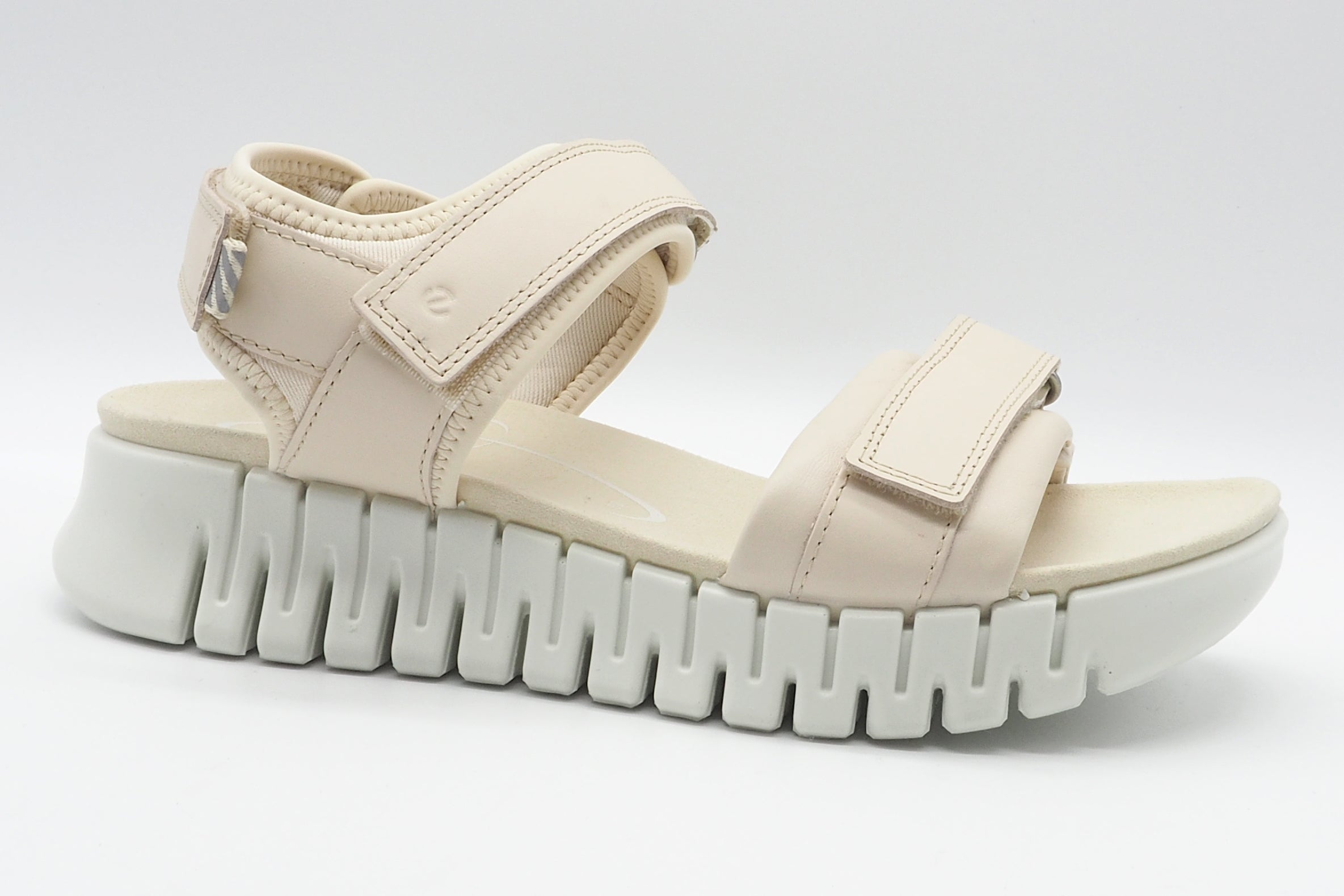 Damen Sandale aus Leder in Creme - mit sportiver Sohle - Gruuv Damen Sandalen Ecco 