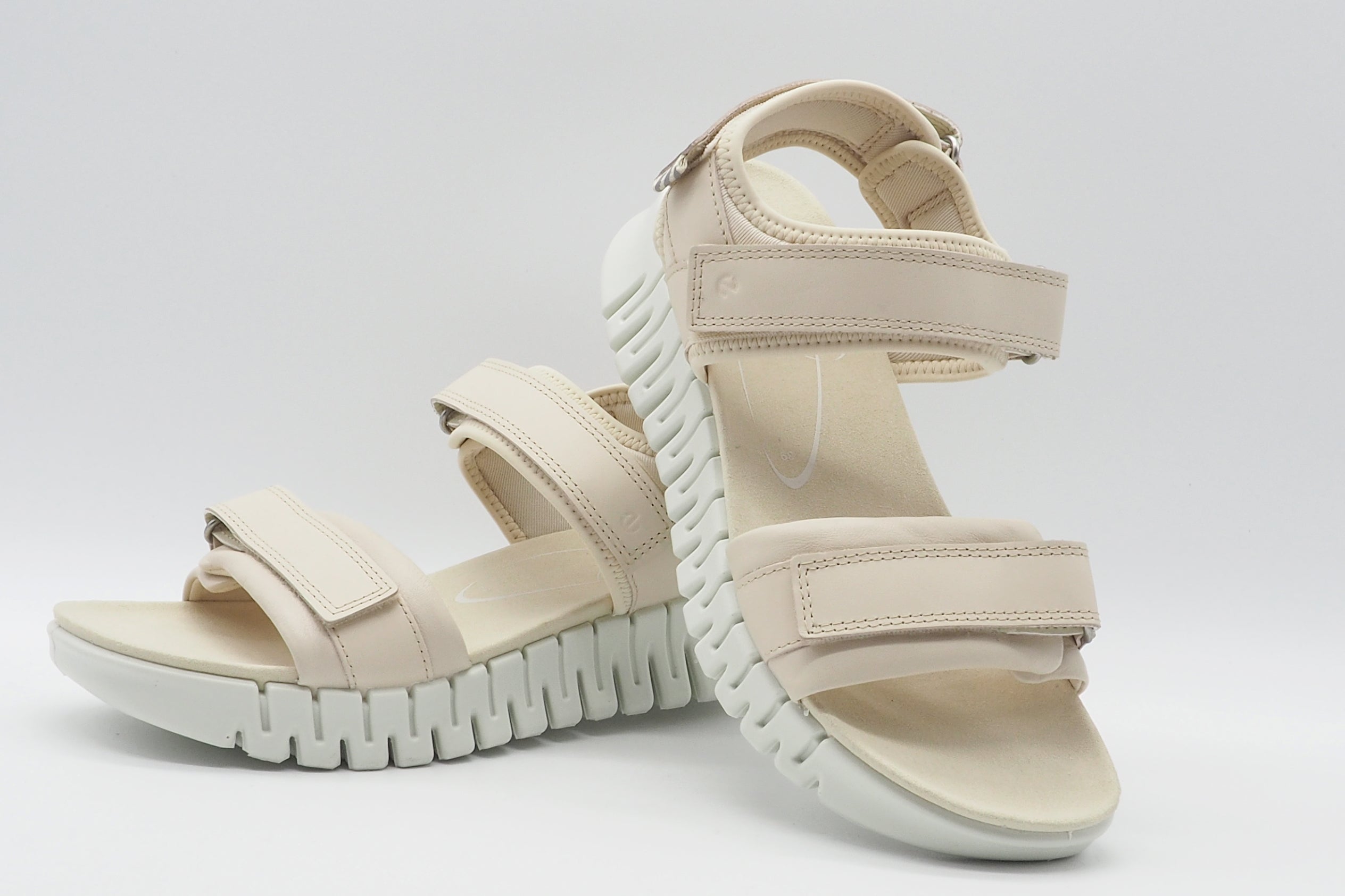 Damen Sandale aus Leder in Creme - mit sportiver Sohle - Gruuv Damen Sandalen Ecco 