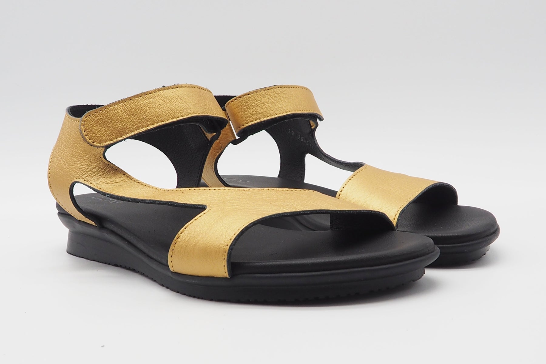 Damen Sandale aus Metallicleder in Gold Auhako Absatz 3cm