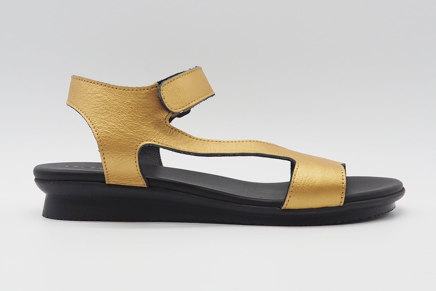 Damen Sandale aus Metallicleder in Gold - Auhako - Absatz 3cm Damen Sandalen Arche 