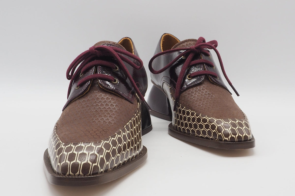 Damen Schnürhalbschuh in Brauntönen - Grafisch bedruckt in Leder - Caligo Damen Loafers & Schnürer Chie Mihara 