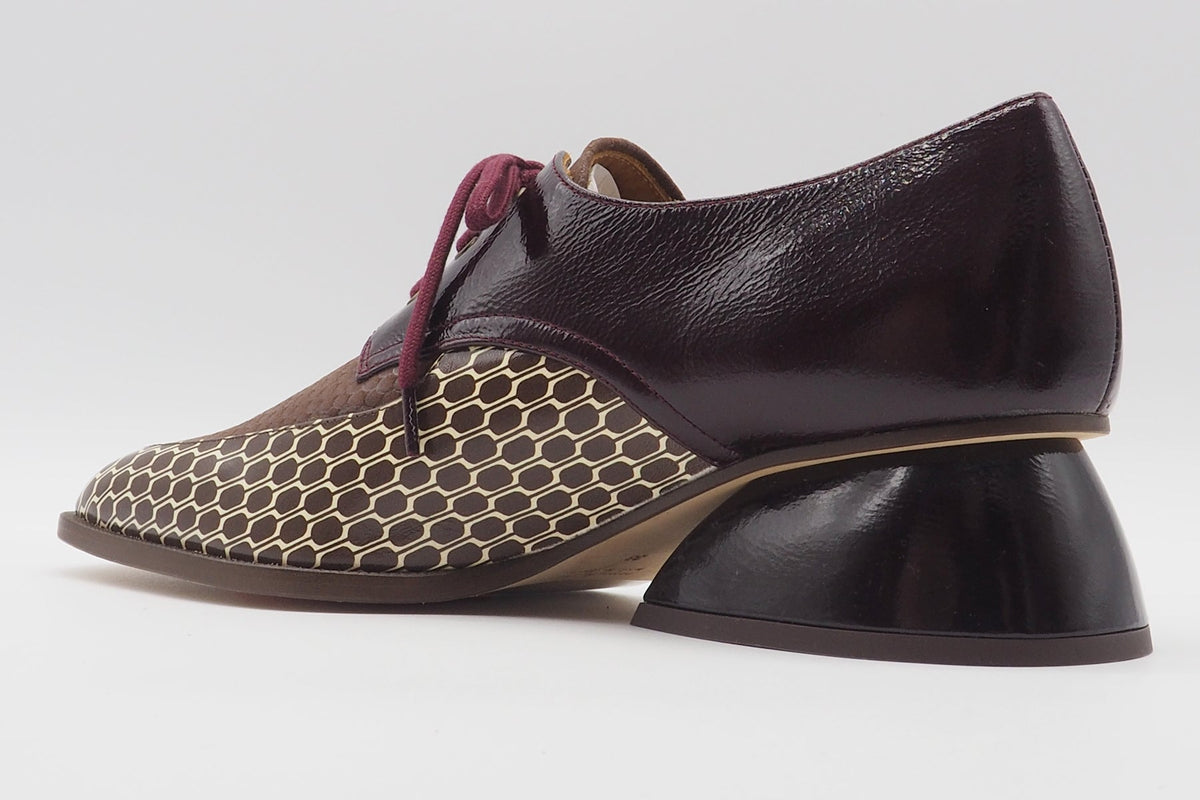 Damen Schnürhalbschuh in Brauntönen - Grafisch bedruckt in Leder - Caligo Damen Loafers & Schnürer Chie Mihara 