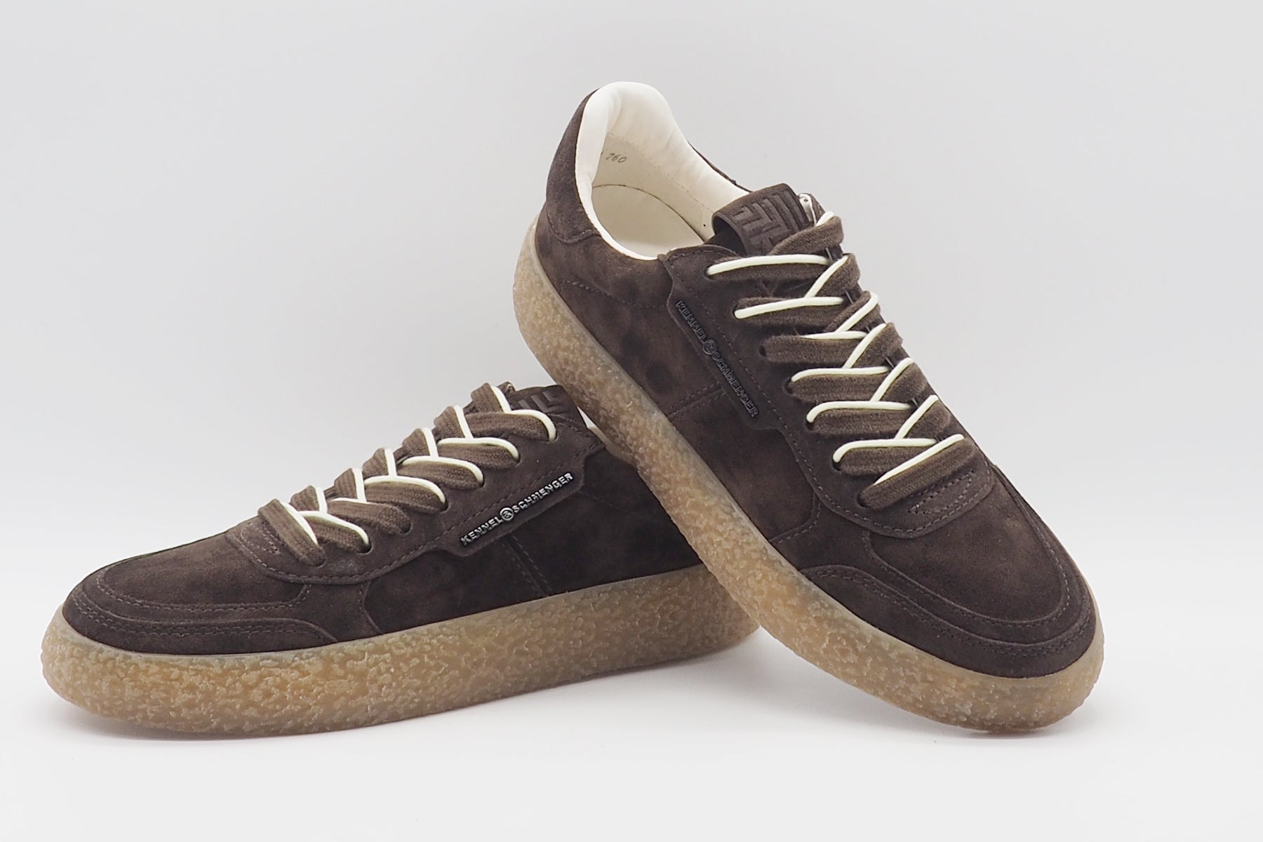Damen Sneaker im Retrostil aus Veloursleder in Dunkelbraun mit Kreppsohle Damen Sneaker Kennel & Schmenger 