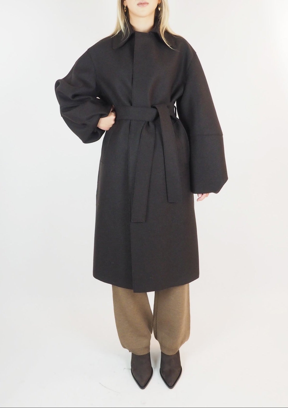 Damenmantel mit Puffärmel & breitem Gürtel aus feinster Wolle - in Dunkelbraun Damen Mantel Harris Wharf London 