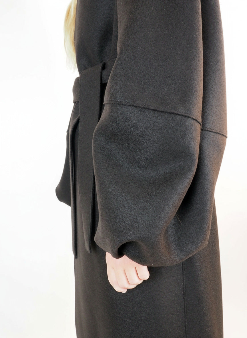 Damenmantel mit Puffärmel & breitem Gürtel aus feinster Wolle - in Dunkelbraun Damen Mantel Harris Wharf London 