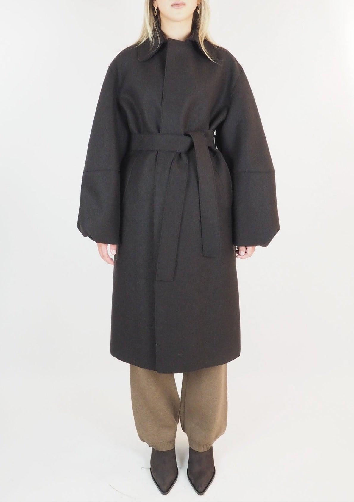 Damenmantel mit Puffärmel & breitem Gürtel aus feinster Wolle - in Dunkelbraun Damen Mantel Harris Wharf London 