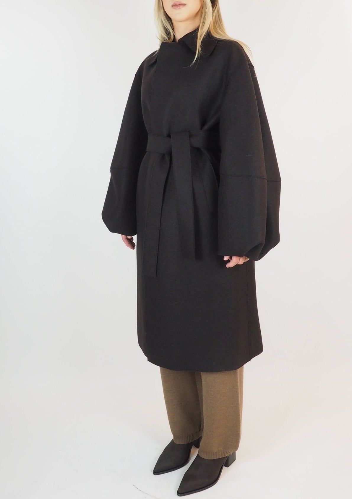 Damenmantel mit Puffärmel & breitem Gürtel aus feinster Wolle - in Dunkelbraun Damen Mantel Harris Wharf London 
