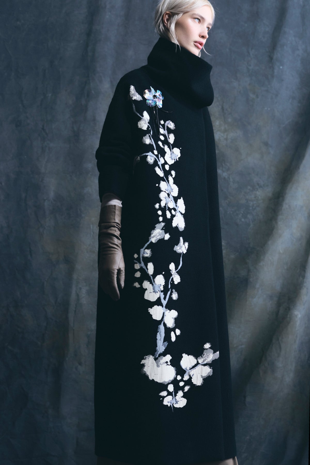 Extravaganter Damenmantel aus Mischfaser in Schwarz mit Jacquard-Blütenmuster Damen Mantel Psophia 