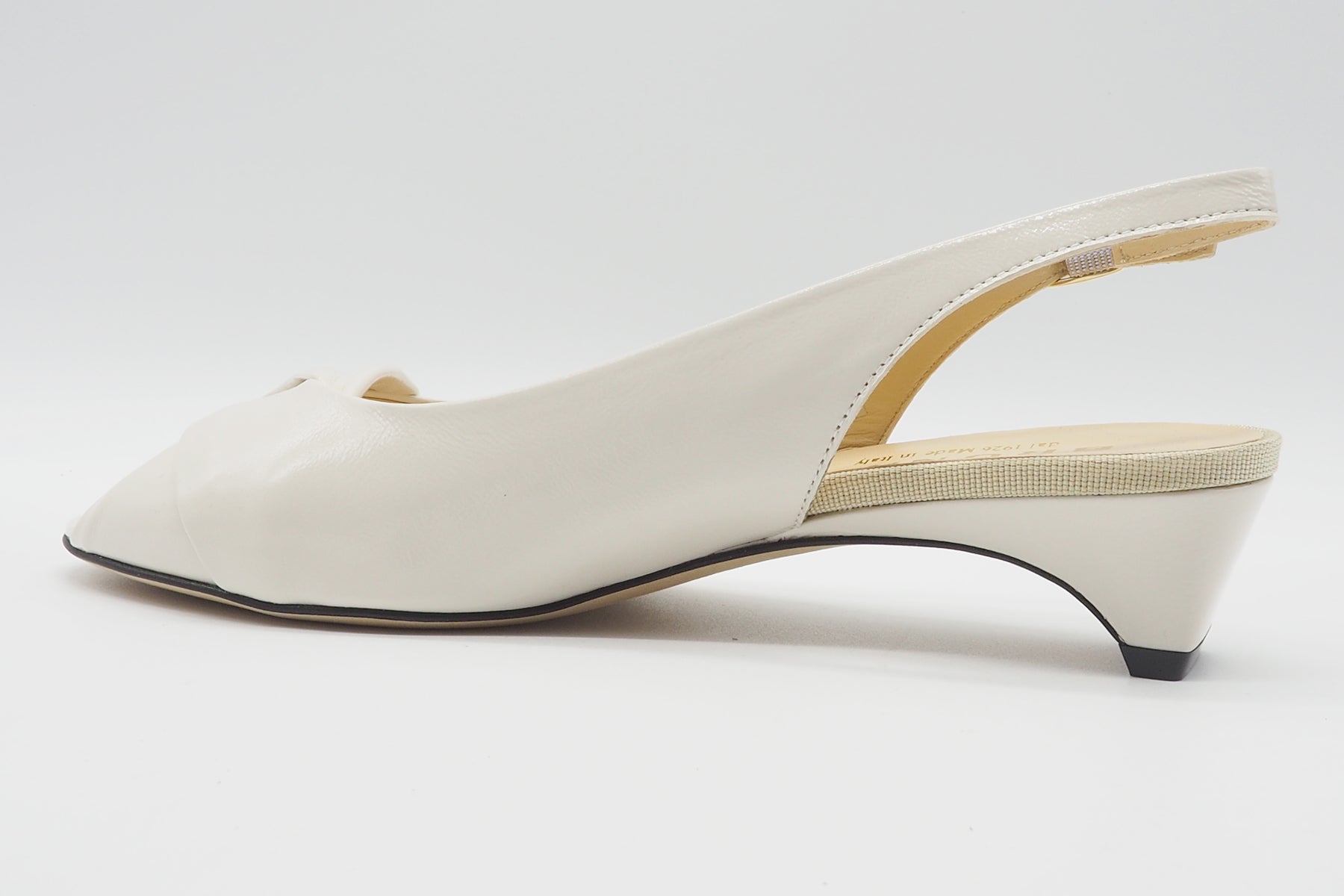 Feine Damen Sandale aus Knautschlackleder in Creme - 4 cm Absatz Damen Sandale Brunate 