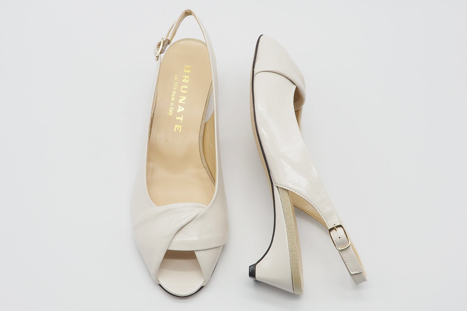 Feine Damen Sandale aus Knautschlackleder in Creme - 4 cm Absatz Damen Sandale Brunate 