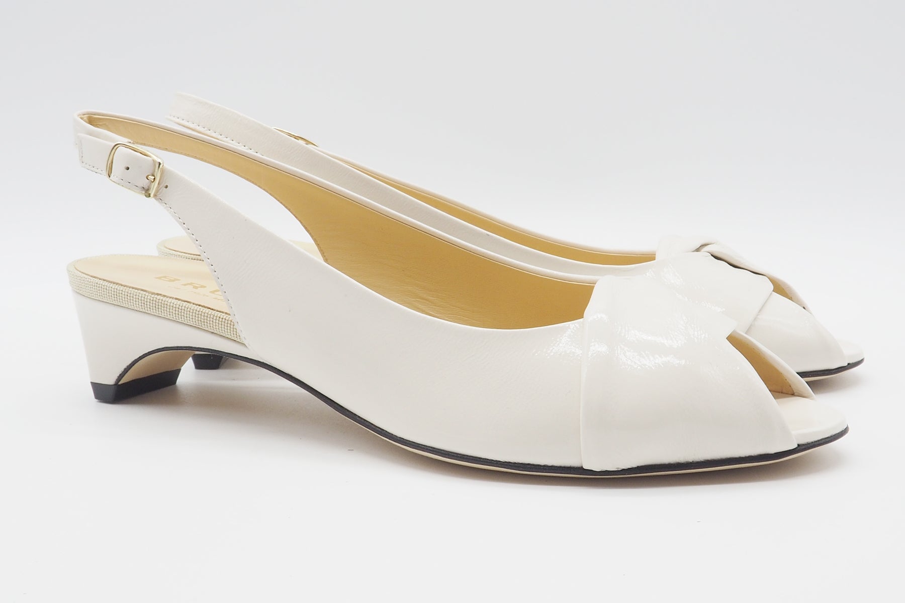 Feine Damen Sandale aus Knautschlackleder in Creme - 4 cm Absatz Damen Sandale Brunate 