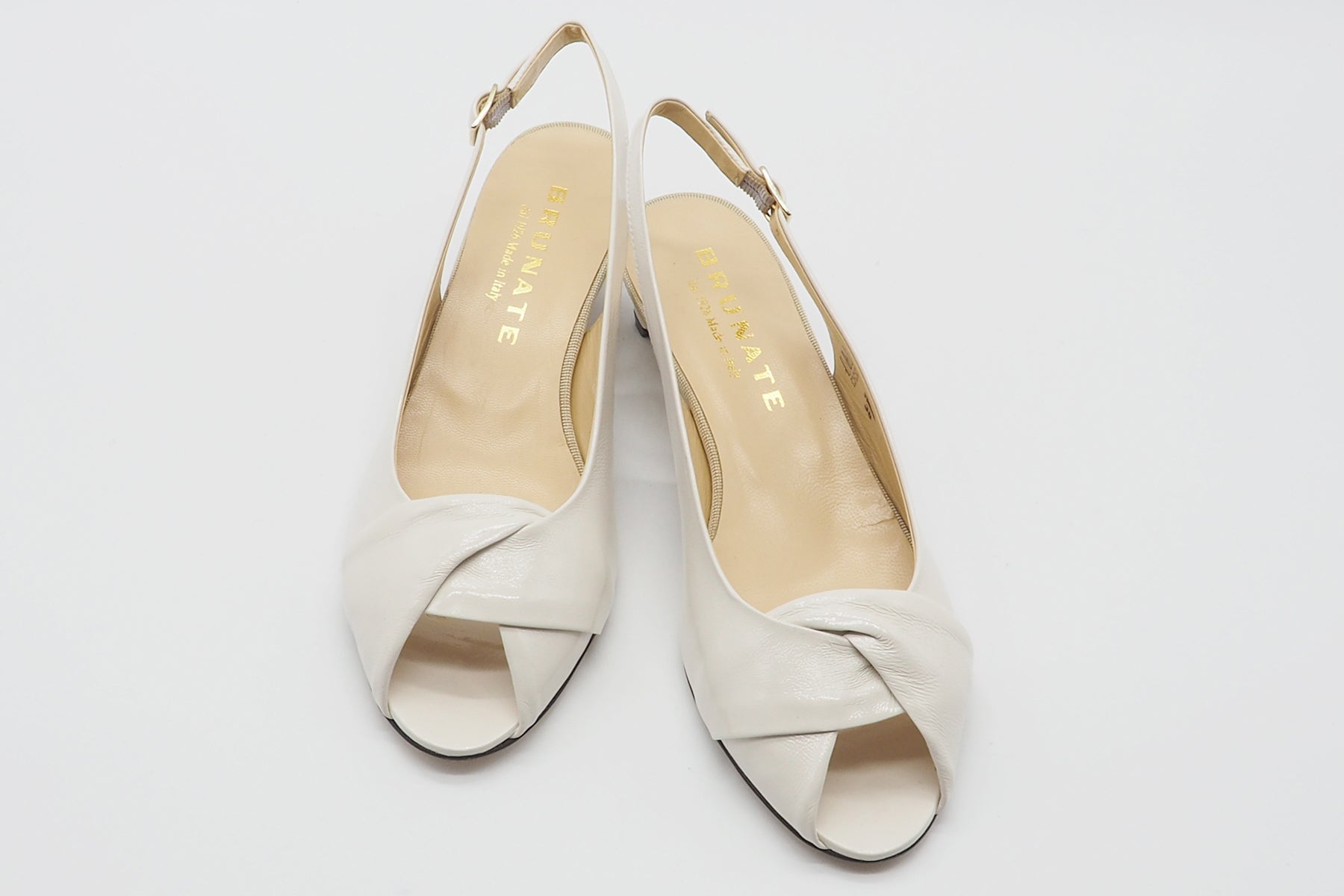 Feine Damen Sandale aus Knautschlackleder in Creme - 4 cm Absatz Damen Sandale Brunate 