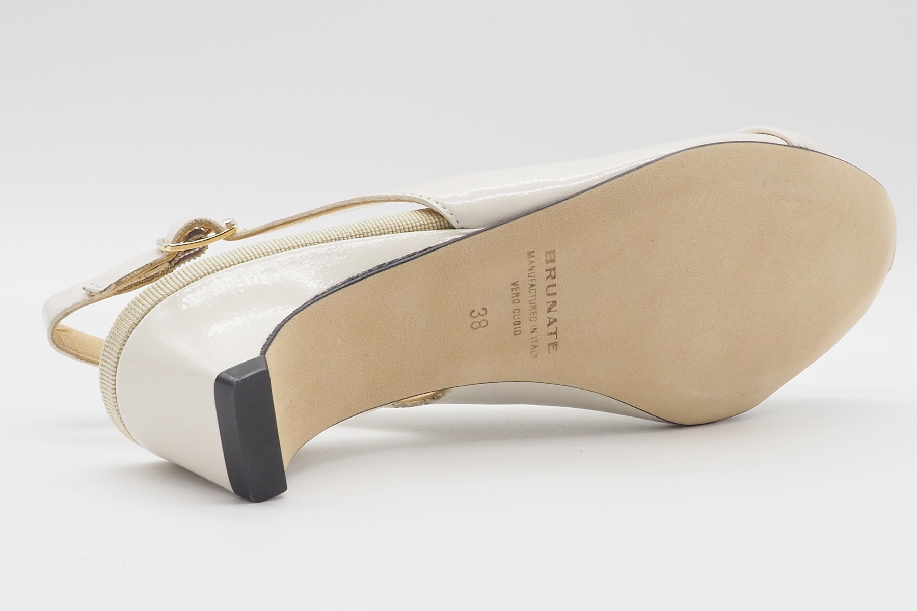 Feine Damen Sandale aus Knautschlackleder in Creme - 4 cm Absatz Damen Sandale Brunate 