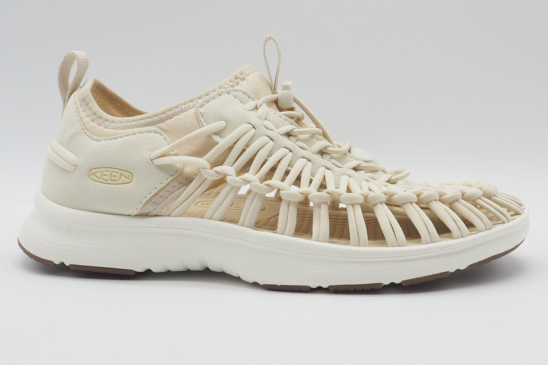 Fersengeschlossene Damen Sandale aus technischer Faser in Creme - Uneek Damen Sandale Keen 