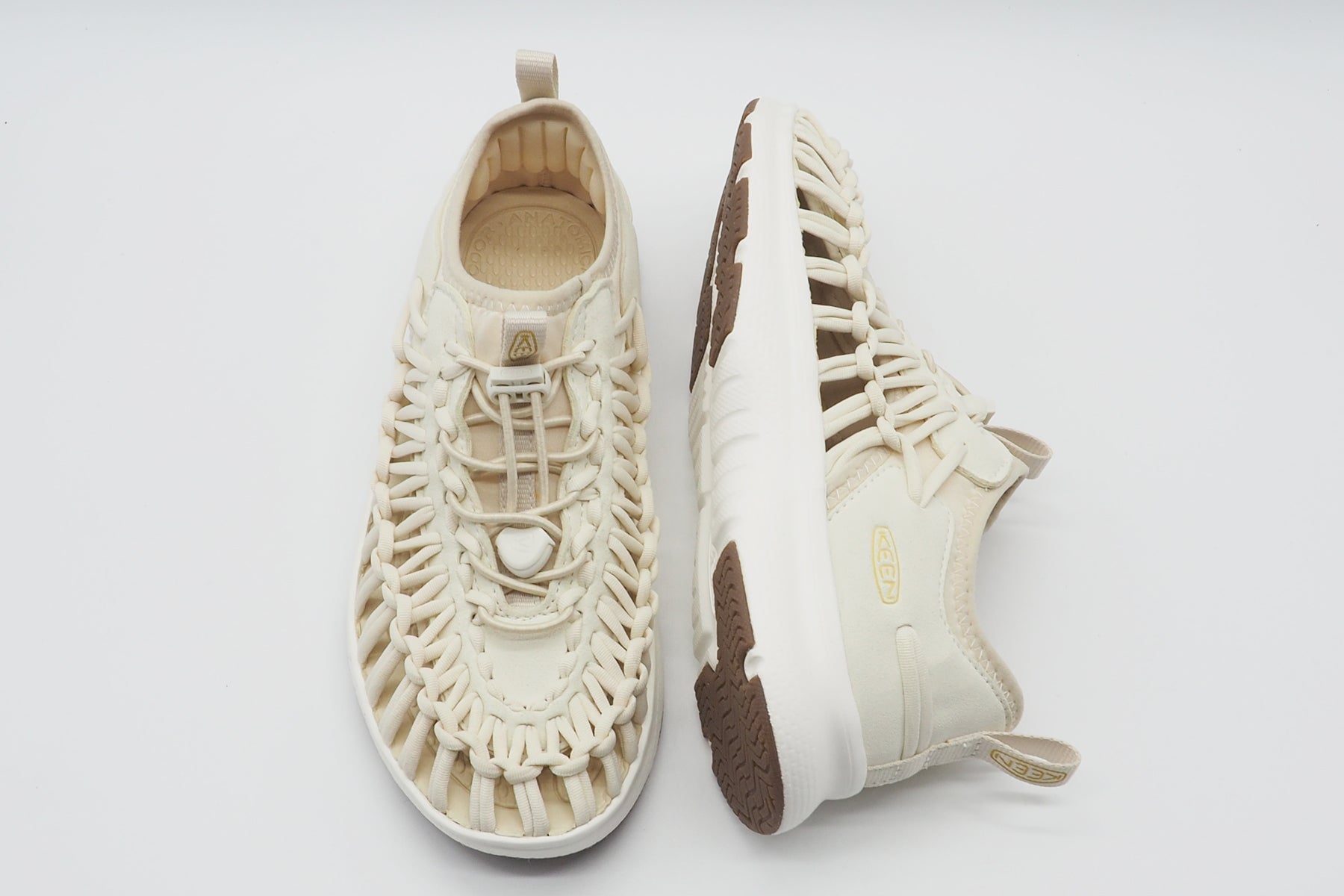 Fersengeschlossene Damen Sandale aus technischer Faser in Creme - Uneek Damen Sandale Keen 