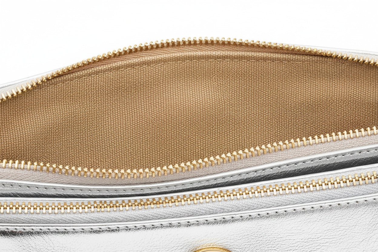 Flache Crossbodybag aus laminiertem Naturleder in Gold - Roseto Taschen Crossbody & Schultertasche Il Bisonte 