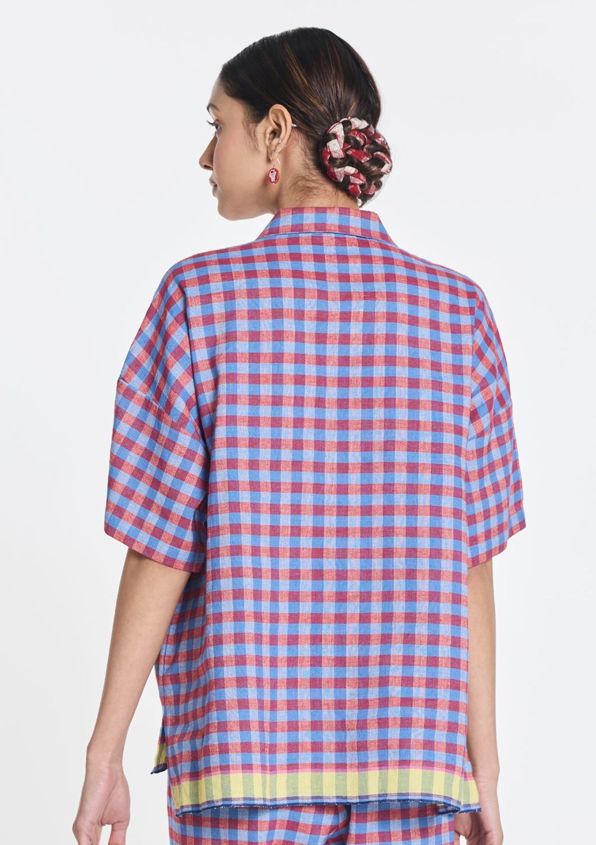 Karierte Bluse aus Baumwolle & Leinen in Blau & Rot mit gestickter Blüte Damen Bluse Payal Pratap 