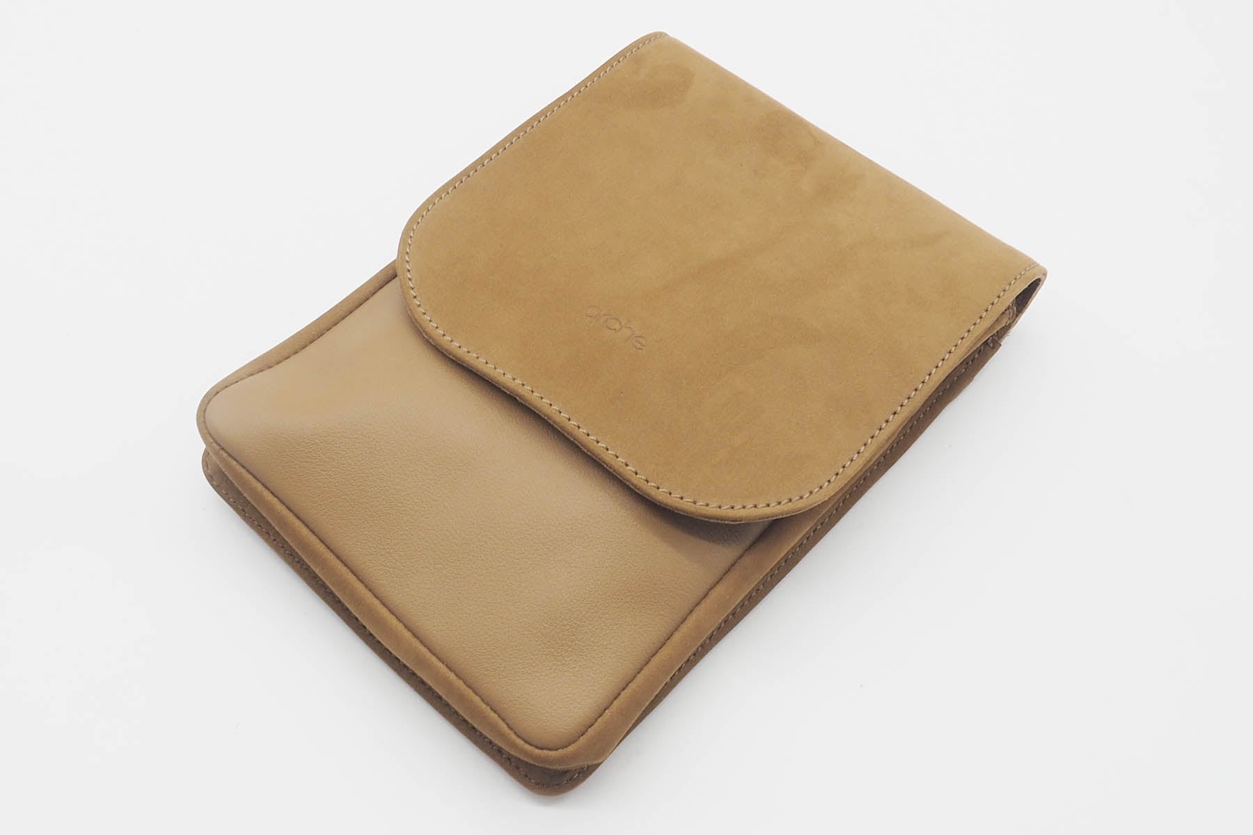 Kleine Crossbodytasche aus Leder in Hellbraun - Adily Taschen Crossbody & Schultertaschen Arche 